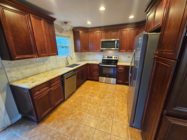 Building Photo - 503 W Tietgen St