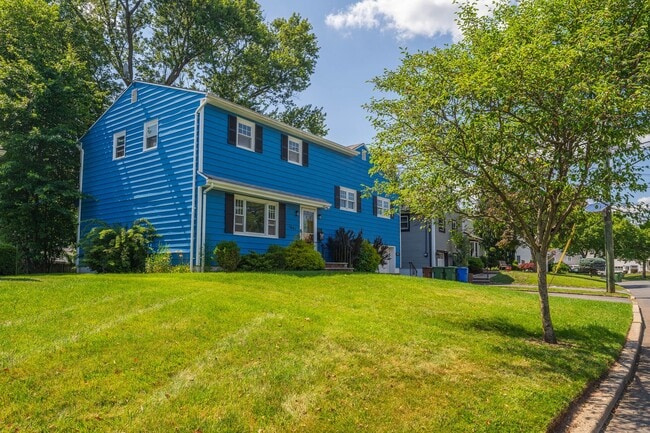 Building Photo - Spacious five bedroom home