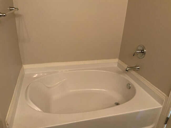 Building Photo - Chelsea Reserve  4 BR / 2.5 Ba / 2 family Room / 2 stories