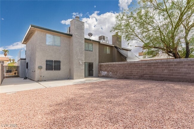 Building Photo - 557 Chelsea Dr