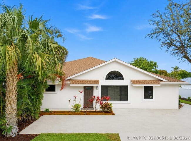 Building Photo - 825 Dogwood Dr