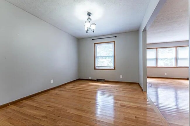 Building Photo - Large 4 Bedroom 3 Bath Home Available 7/15...