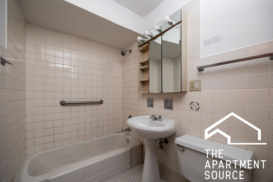 Building Photo - 6250 N Kenmore Ave