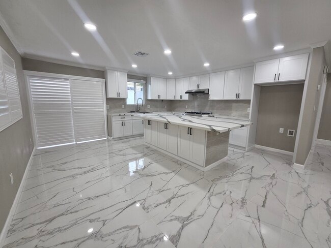 Building Photo - 52641 Avenida Martinez