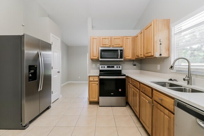 Building Photo - 3238 Riverdale Dr