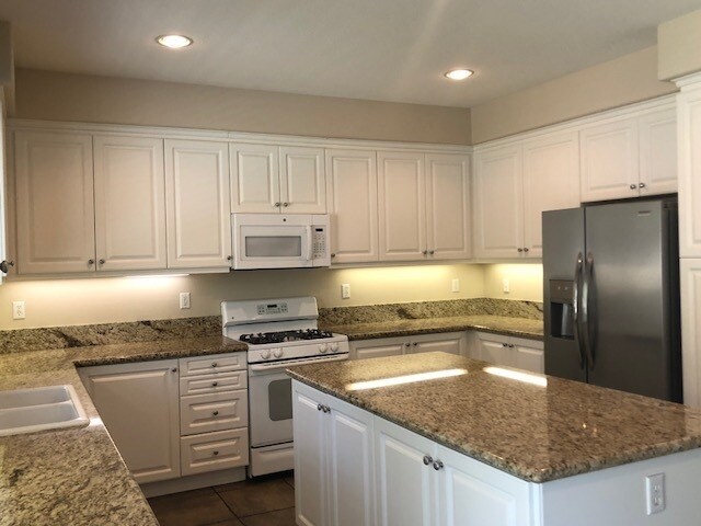 Building Photo - 42758 Camelot Rd