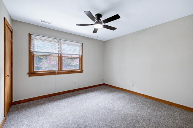 Building Photo - 5544 Kaplan Dr