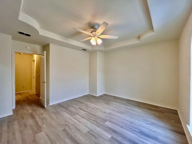 Building Photo - 1000 Ranchway Dr