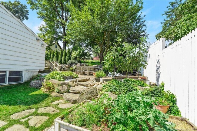 Building Photo - 50 Catoonah St