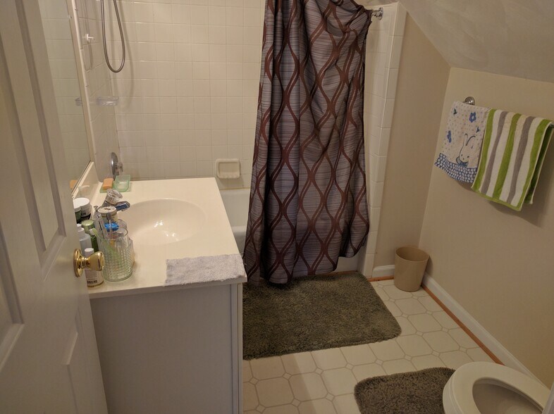 Building Photo - 709 Givens Ln