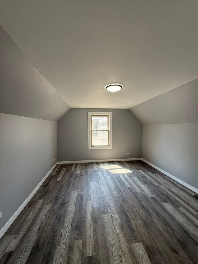 Building Photo - 18343 Oakwood Ave