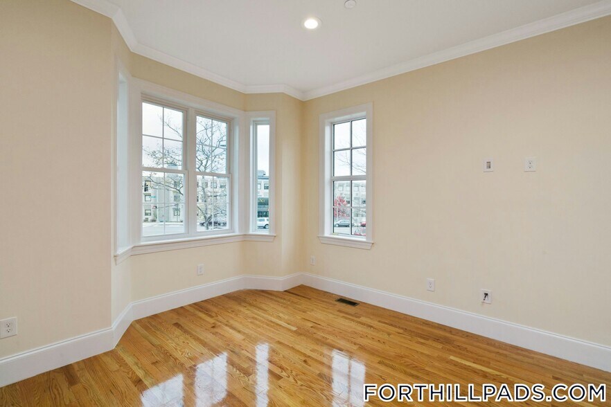 Building Photo - 128 Roxbury St