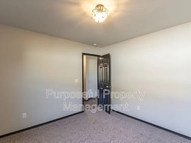 Building Photo - 1425 Sandstone Dr