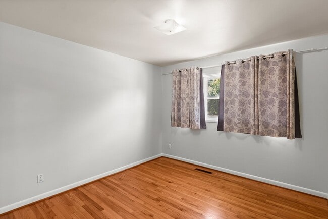 Building Photo - Charming 3-Bedroom Bungalow on Large Fenced Lot