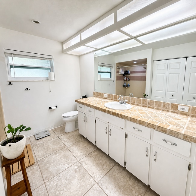 Building Photo - Updated 2/2/1 Home in Northeast St. Petersburg!