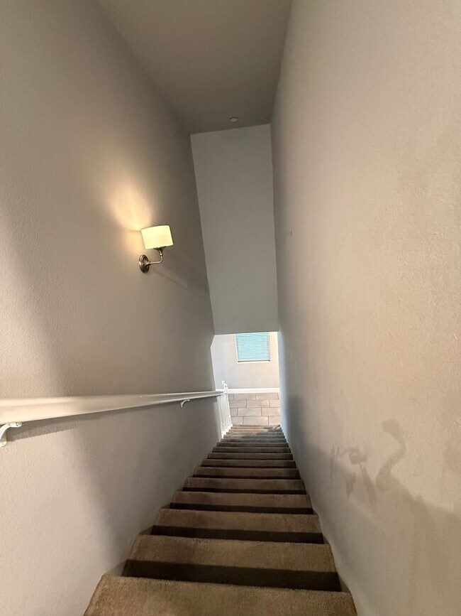 Building Photo - Charming 3-Bedroom Home in Family-Friendly 93727 Neighborhood