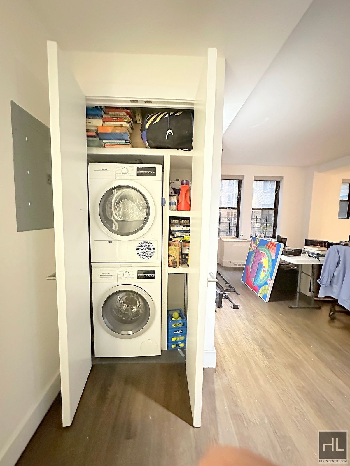 Building Photo - 1 bedroom 1 bathroom KING SIZE with washer and dryer.