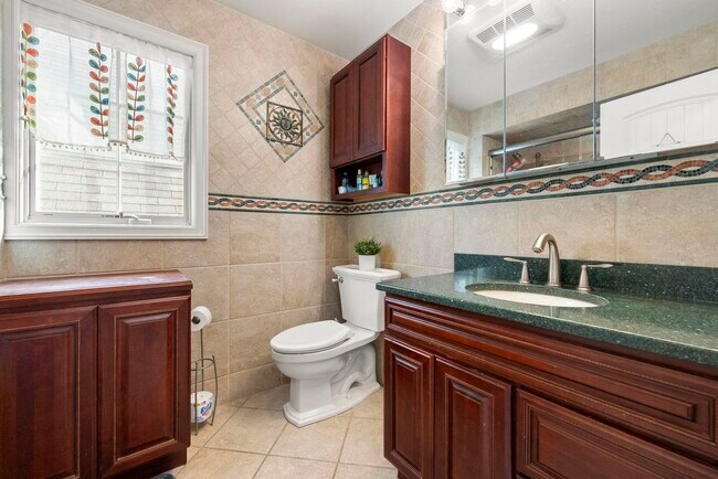 Building Photo - 77 W 17th St