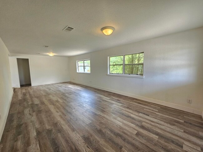 Building Photo - 1040 Hickory Ln