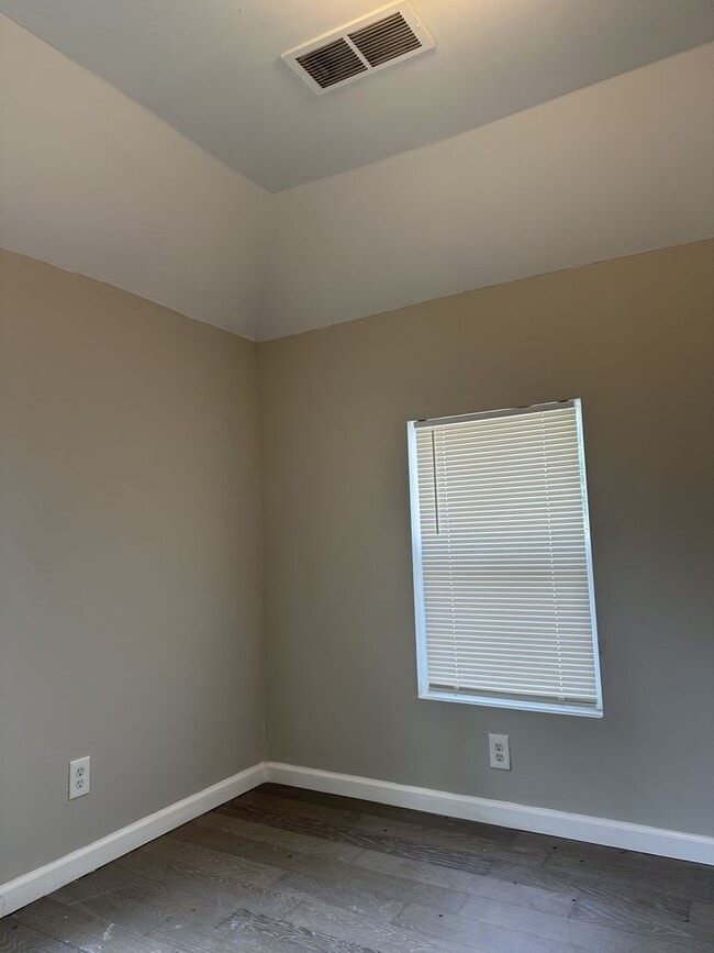 Building Photo - $1700 PER MONTH 3 Bedroom 1.5 Bathroom Hou...
