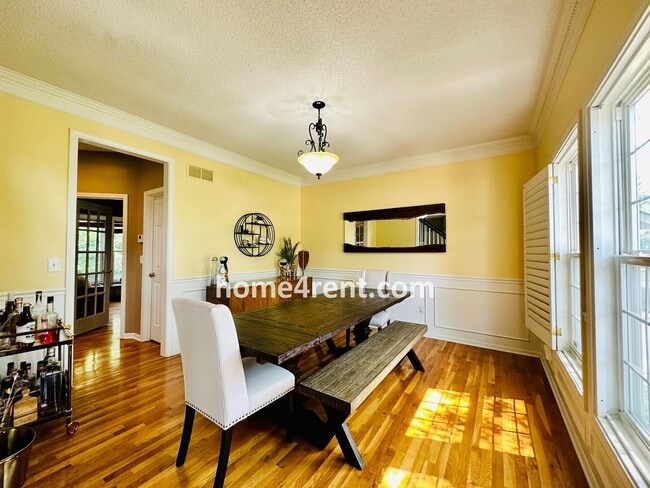 Building Photo - Beautiful Four Bedroom Home in a Quiet Neighborhood w/ an Updated Kitchen, Wood Floors, and a Fin...
