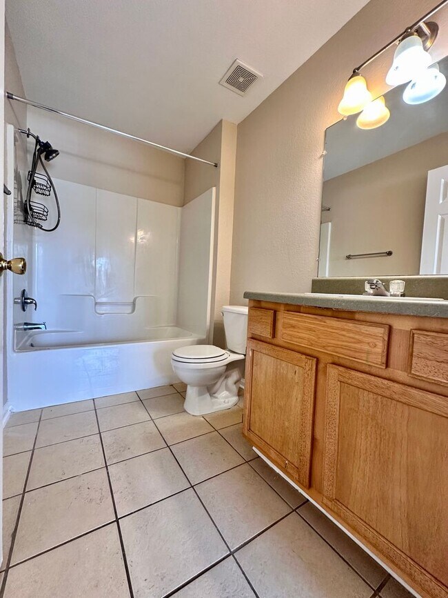 Building Photo - Spacious 2B/2B Unfurnished Condo near Beach in the Heart of Destin!