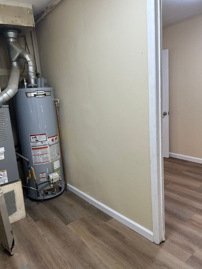 Building Photo - 3 Bedroom, 1 bath home with detached 1 car...