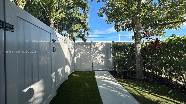 Building Photo - 1109 NE 6th Ave