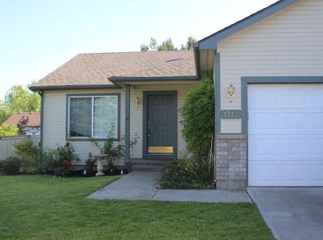 Building Photo - Updated ranch with a finished basement