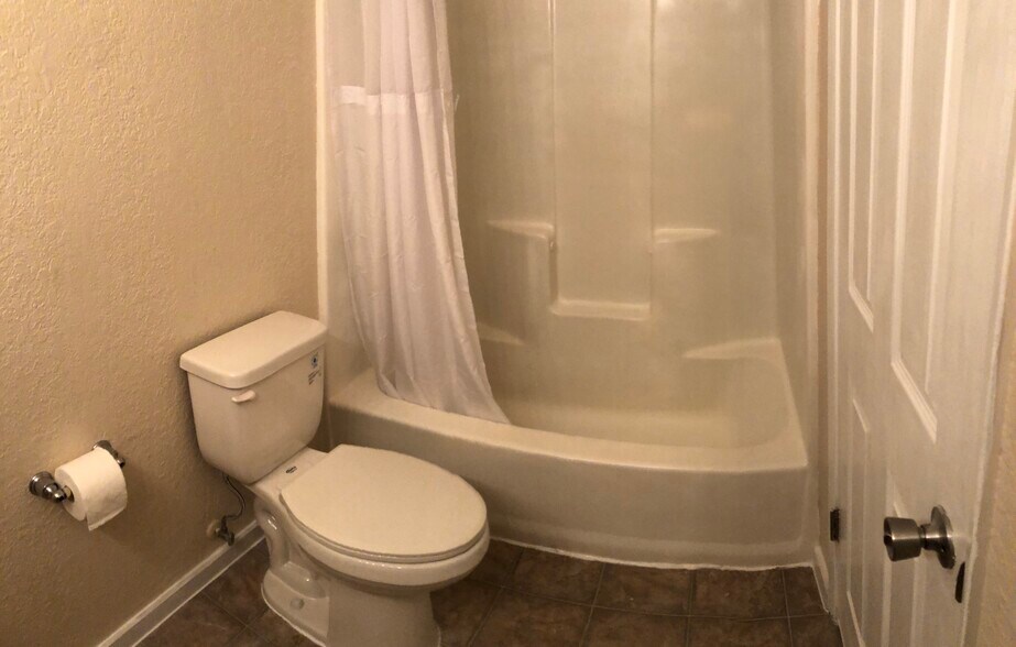 Building Photo - 2524 Winchester Dr