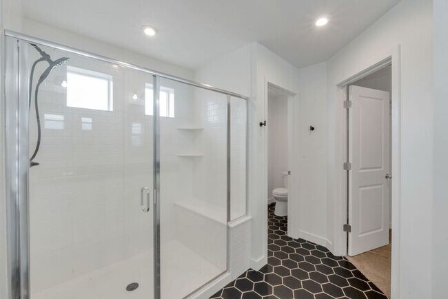 Building Photo - Like New Chic, Modern Spotless w 2 car attached