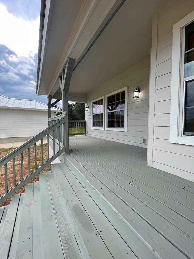 Building Photo - NEW ON MARKET