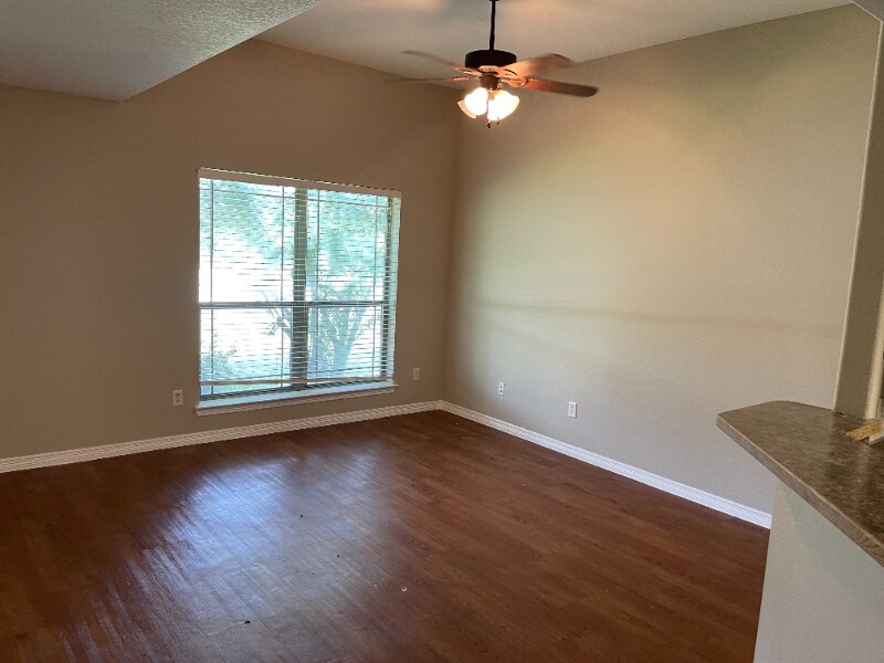 Building Photo - 600 Hilltop Dr