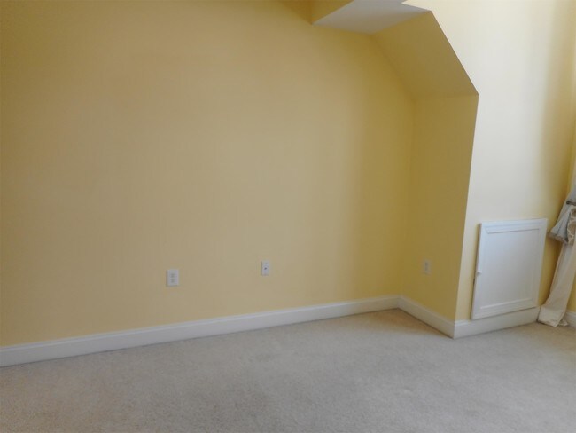 Building Photo - 204 Seneca Way