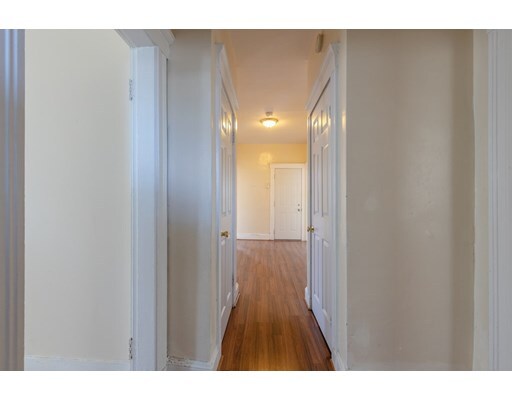 Building Photo - 16 Roxton St
