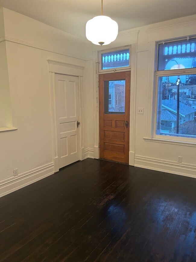 Building Photo - 716 W Quartz St