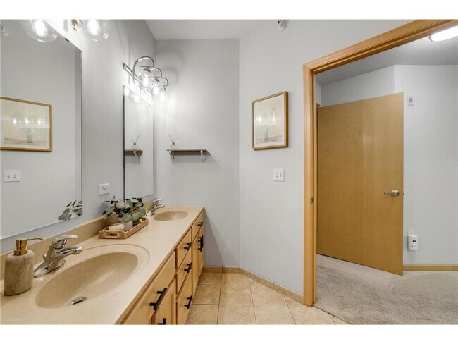 Building Photo - 2565 Franklin Ave