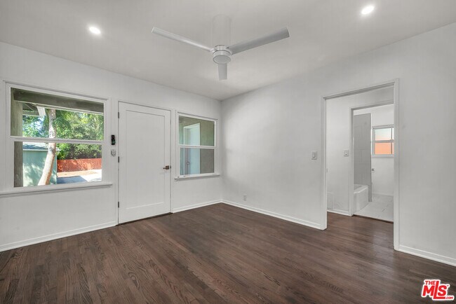 Building Photo - 1091 Palm Terrace