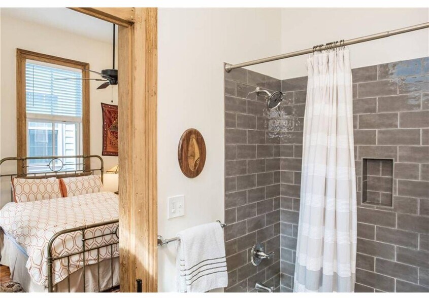 Building Photo - 620 S Lopez St