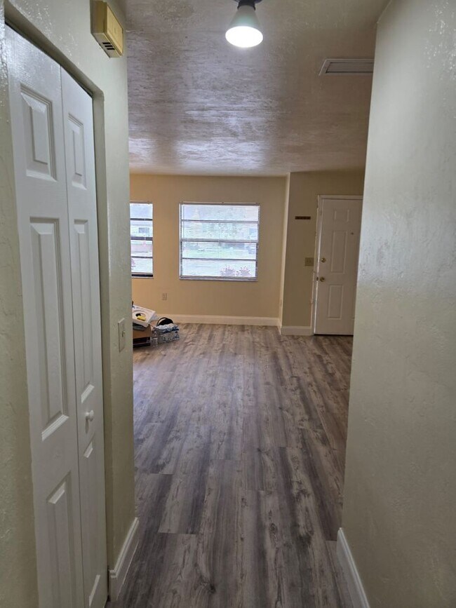 Building Photo - Beautiful 2 bedroom 1 bathroom Single Fami...