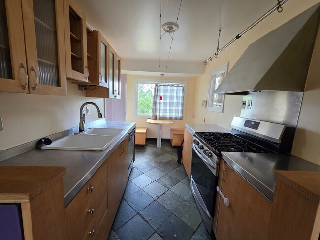 Building Photo - 1551 Sunrise Dr