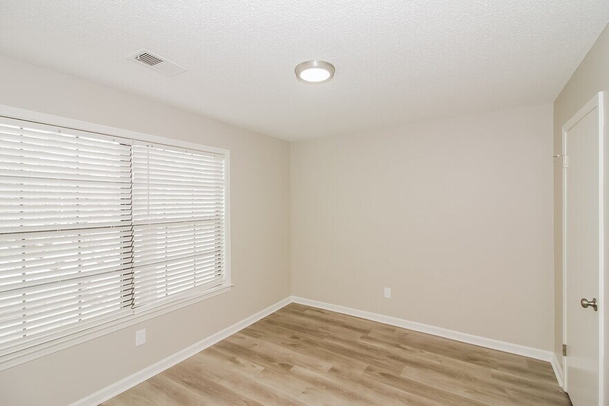 Building Photo - 6931 Hillshire Dr