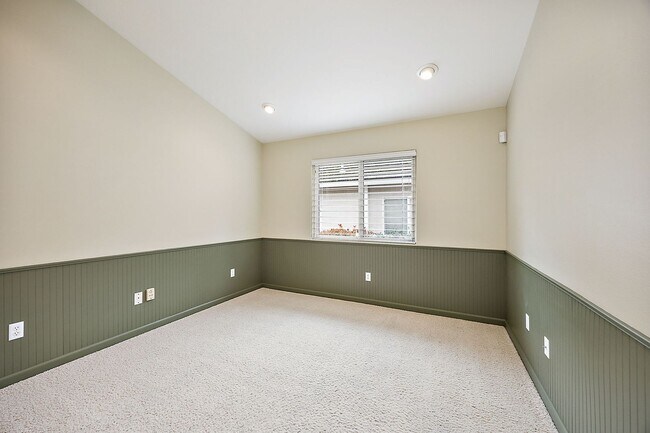 Building Photo - Alder Creek Estates Home available**Gated Community**Minutes from Rogue Regional Medical Center o...