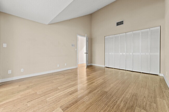 Building Photo - 790 St Albans Dr