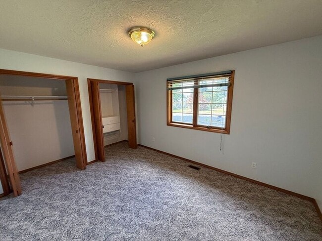 Building Photo - 460 SE Conifer Pl
