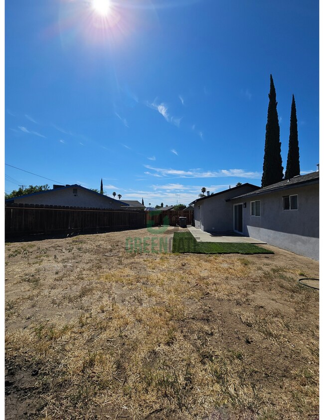 Building Photo - 901 Valente Way