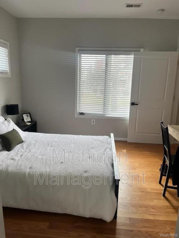 Building Photo - 2721 E Maple Rd