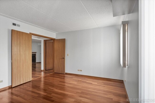 Building Photo - 451 Valley Dr