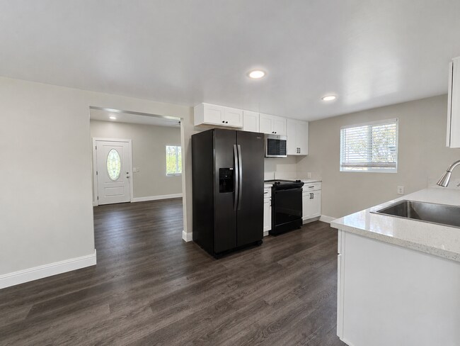 Building Photo - 10990 Twin Cities Rd