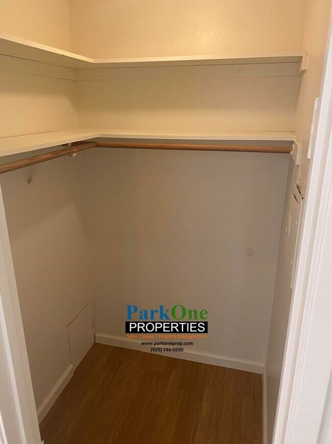 Building Photo - Spacious Updated 2 bed , 1 Bath now Availa...